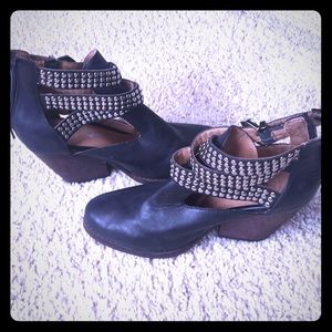 Jeffrey Campbell Ibiza leather booties sz 7